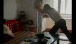 宝鸡兽父摔死2岁幼子案开庭：公诉机关指控其故意杀人，被告称当时醉酒失控自请死刑刷手机「宝鸡兽父摔死2岁幼子案开庭：公诉机关指控其故意杀人，被告称当时醉酒失控自请死刑」