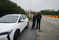 长假首日：路人急问“充电桩、餐馆哪里找？” 民警指路解客忧手机充电站「长假首日：路人急问“充电桩、餐馆哪里找？” 民警指路解客忧」