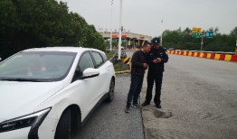 长假首日：路人急问“充电桩、餐馆哪里找？” 民警指路解客忧手机充电站「长假首日：路人急问“充电桩、餐馆哪里找？” 民警指路解客忧」