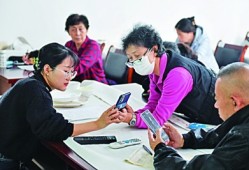 莫让老年人成为“手机控”老年人用手机「莫让老年人成为“手机控”」