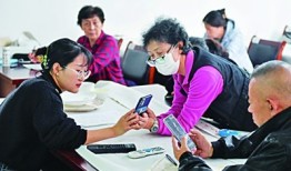 莫让老年人成为“手机控”老年人用手机「莫让老年人成为“手机控”」