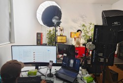 商家困在直播间：每天连播20小时，主播称自己“像机器”，投流成本占七成